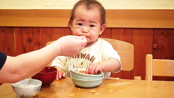 離乳食を食べる赤ちゃんの写真