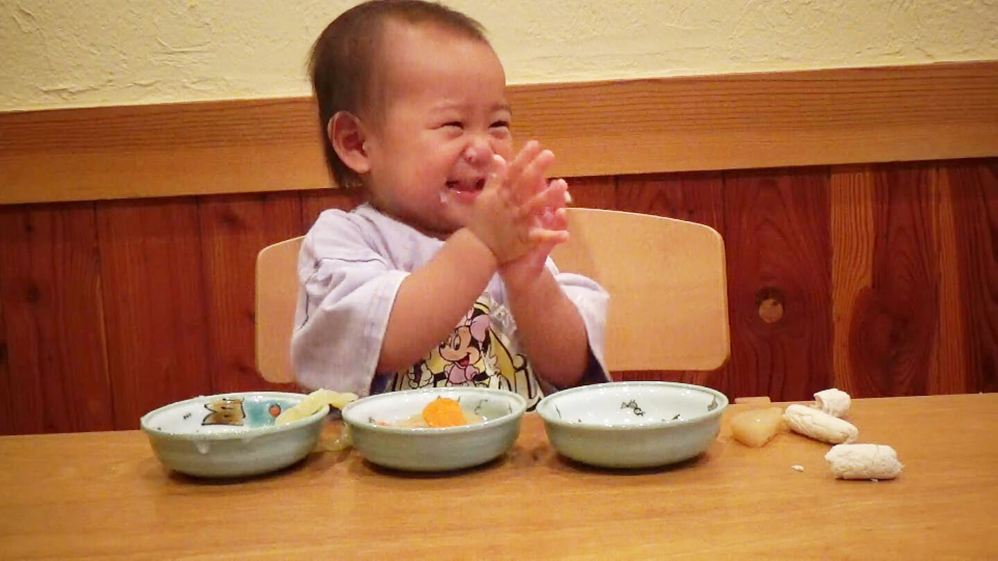 離乳食を食べる赤ちゃんの写真