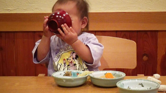 離乳食を食べる赤ちゃんの写真