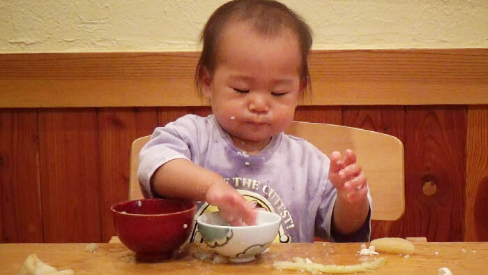 離乳食を食べる赤ちゃんの写真