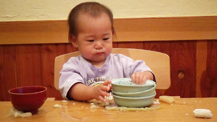 離乳食を食べる赤ちゃんの写真