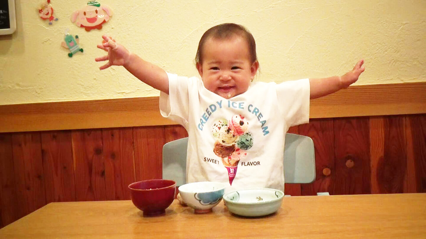 あかちゃんが両手を広げて喜ぶ様子