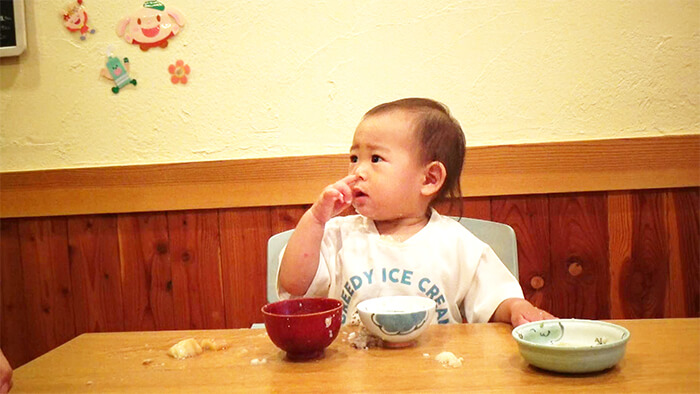 あかちゃんが鼻をほじっているようす