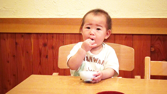 あかちゃんが手づかみ食べをしている様子