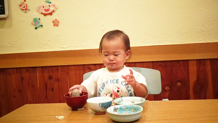 赤ちゃんがてづかみ食べをしている様子