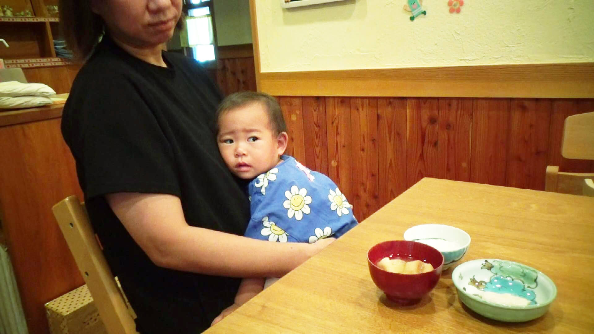 赤ちゃんがお母さんに抱っこされている様子