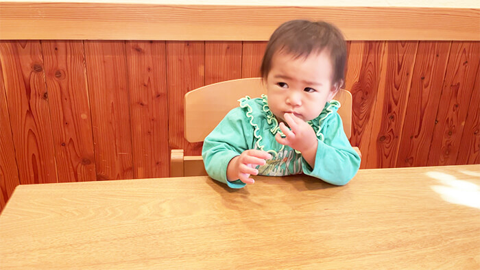 食事をする赤ちゃん