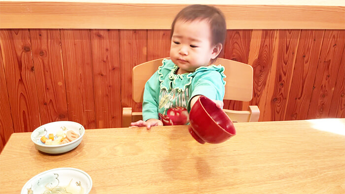 食事をする赤ちゃん