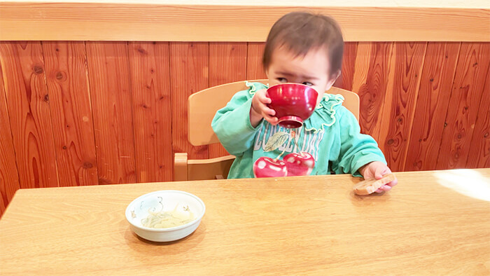 食事をする赤ちゃん