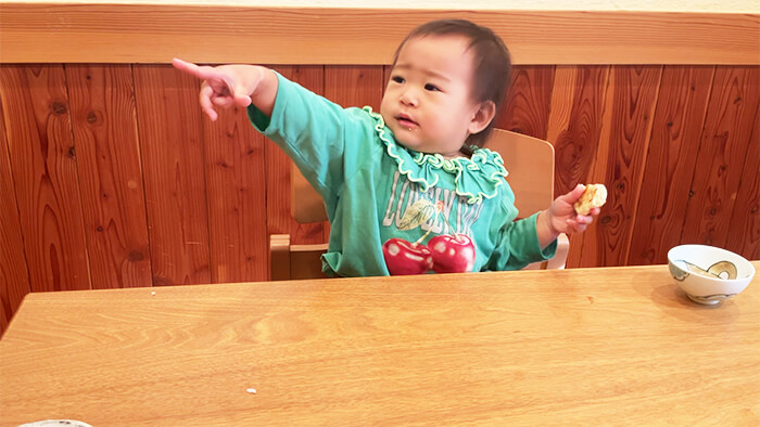 食事をする赤ちゃん