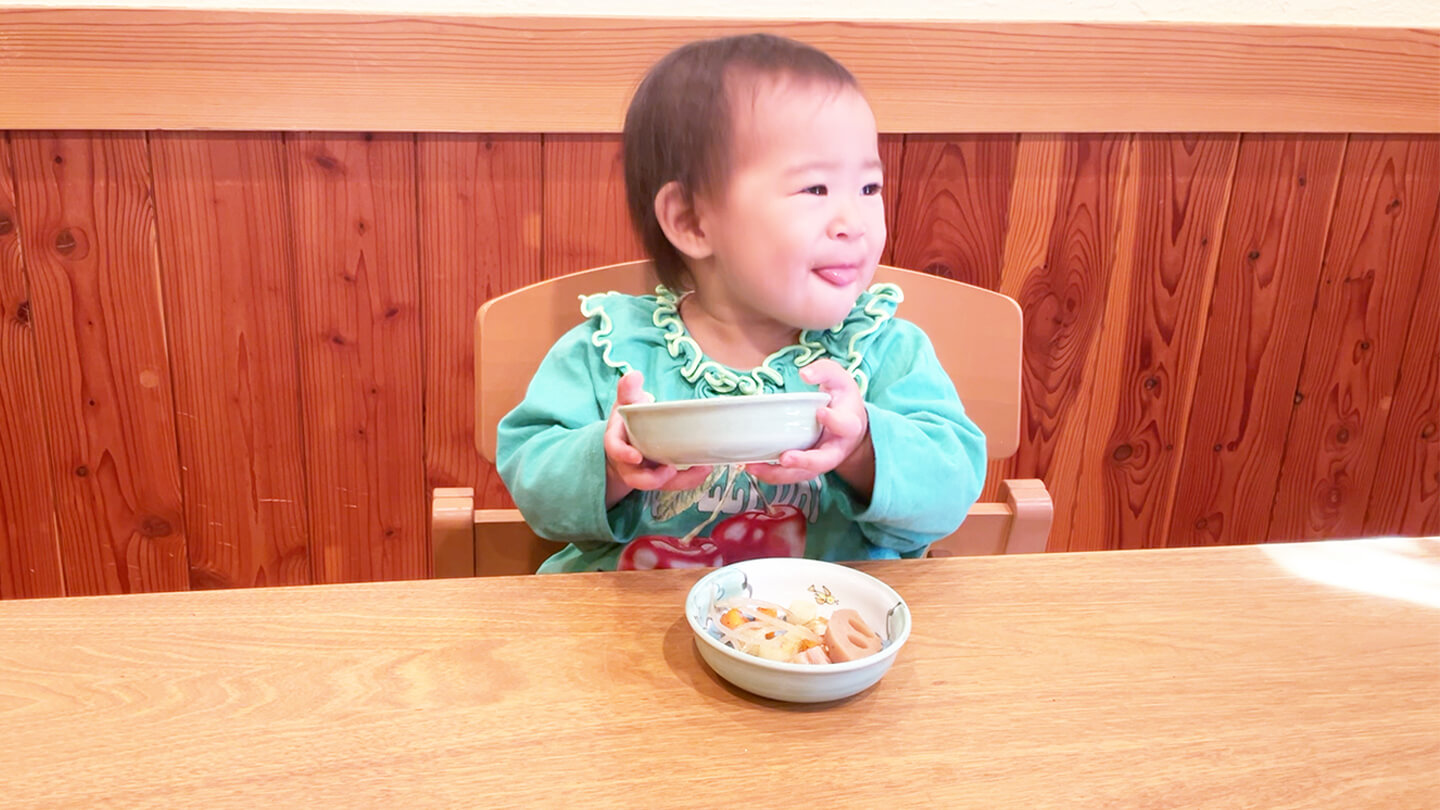 食事をする赤ちゃん