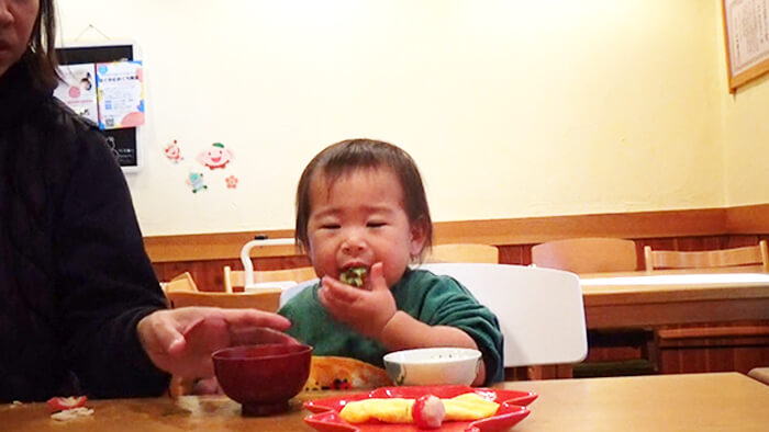 食事をする赤ちゃん