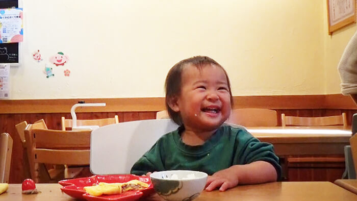 笑顔で食事をする赤ちゃん