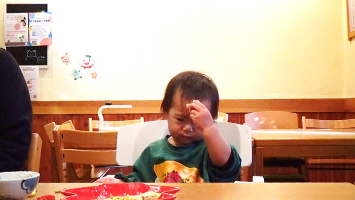 食事をする赤ちゃん