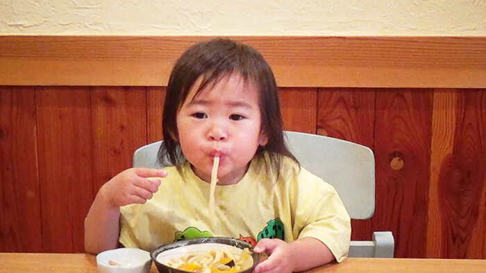 幼児がうどんをすする様子