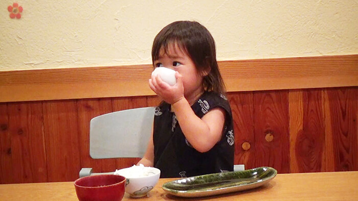 幼児がお椀でお汁を飲んでいる様子