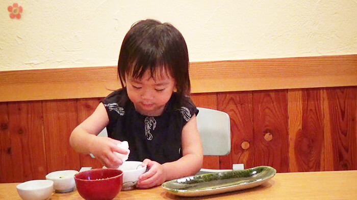 幼児が手づかみでお米を避けている様子